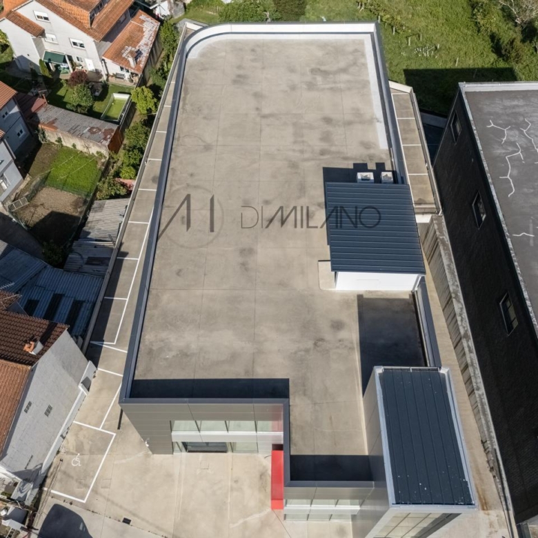 Nave industrial de 3.200 m² con licencia de concesionario y taller en Avenida de Madrid