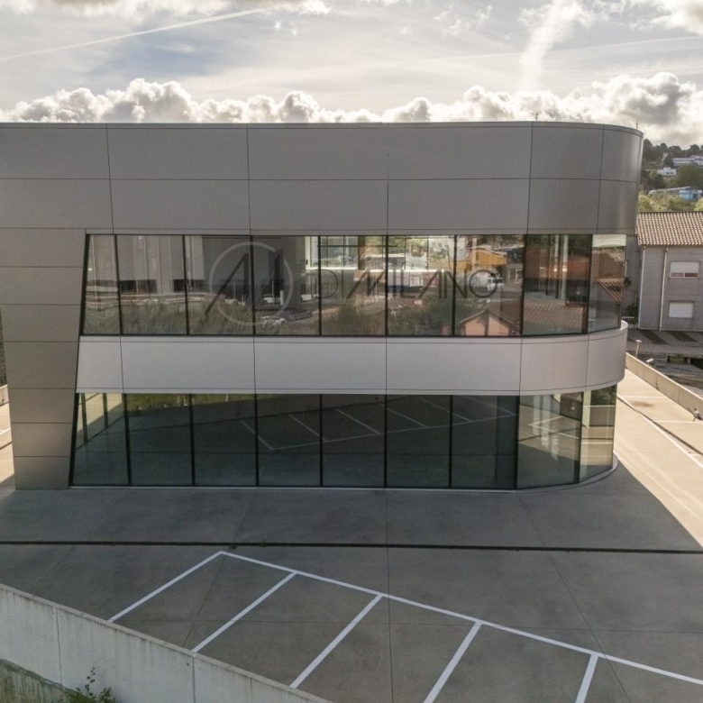 Nave industrial de 3.200 m² con licencia de concesionario y taller en Avenida de Madrid