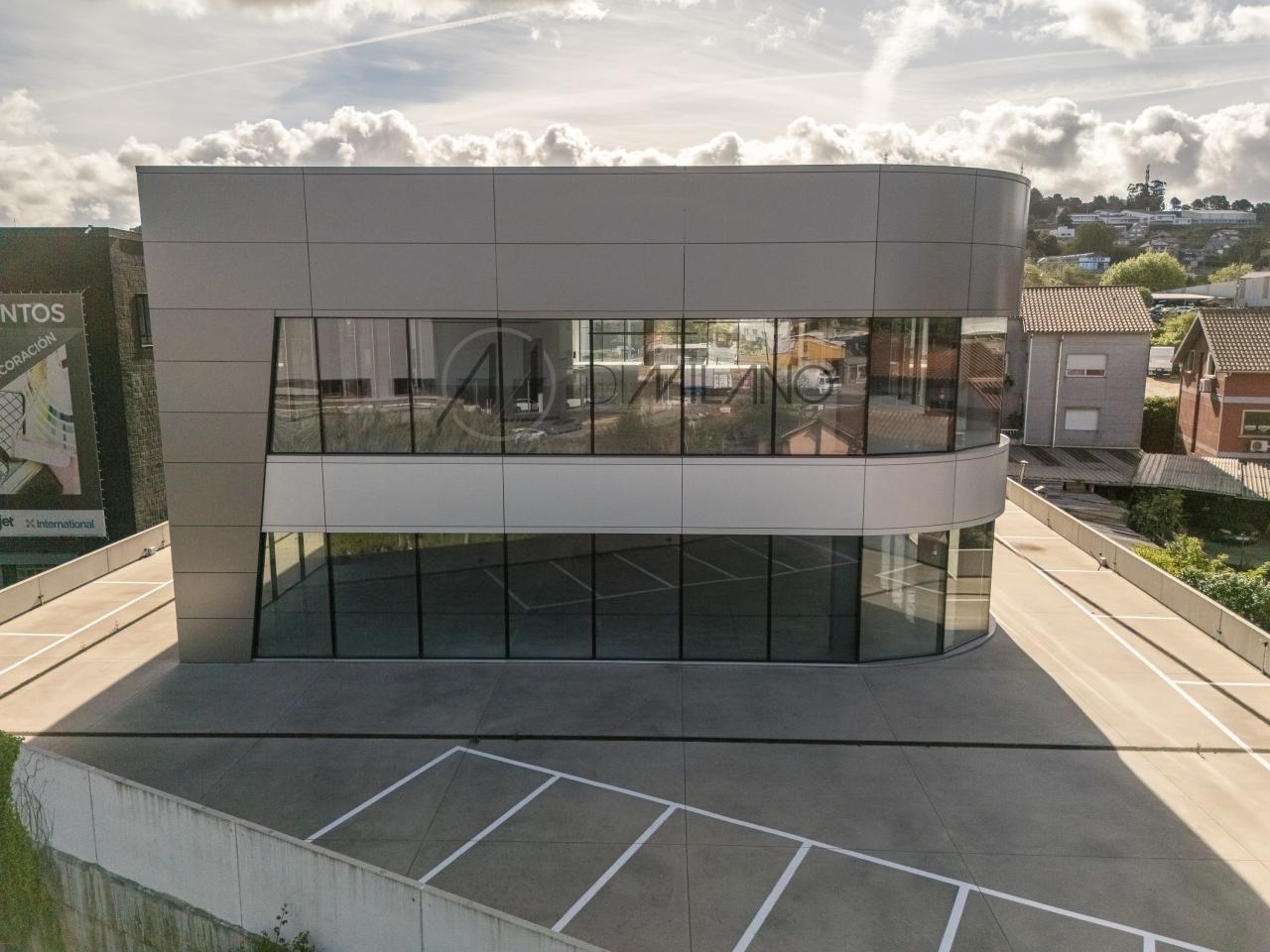 Nave industrial de 3.200 m² con licencia de concesionario y taller en Avenida de Madrid