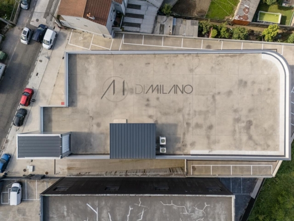 Nave industrial de 3.200 m² con licencia de concesionario y taller en Avenida de Madrid