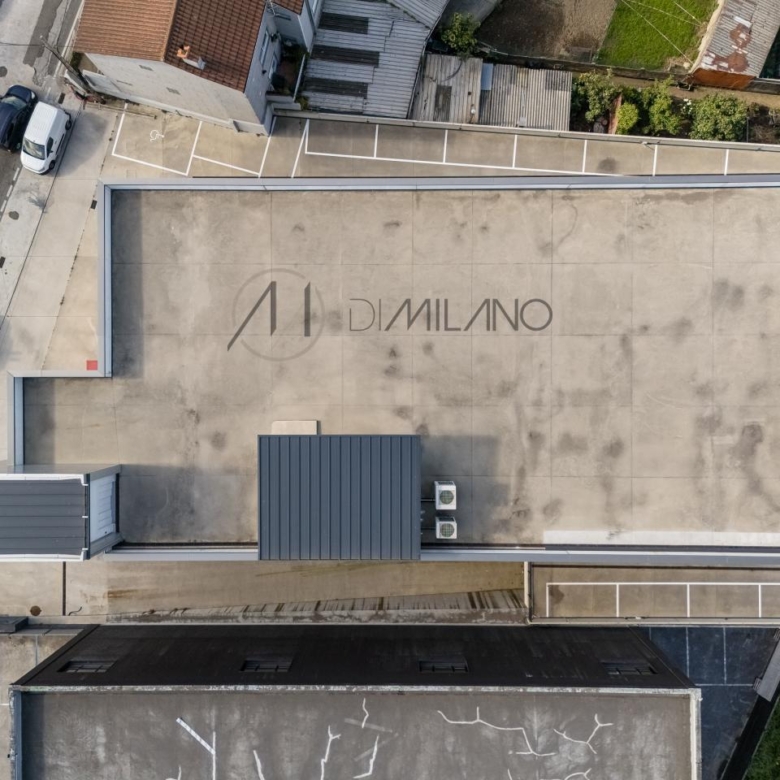 Nave industrial de 3.200 m² con licencia de concesionario y taller en Avenida de Madrid