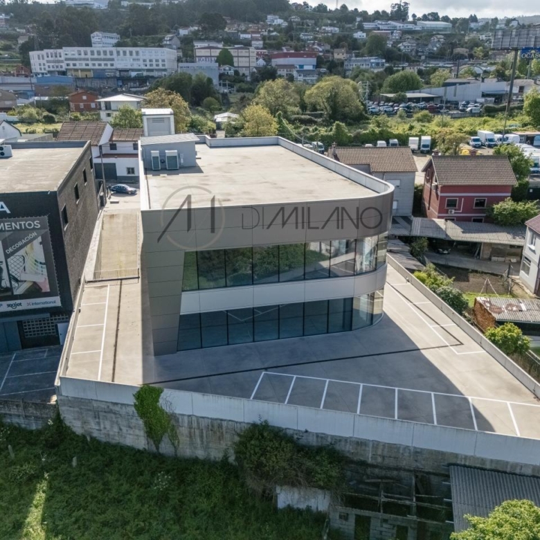 Nave industrial de 3.200 m² con licencia de concesionario y taller en Avenida de Madrid