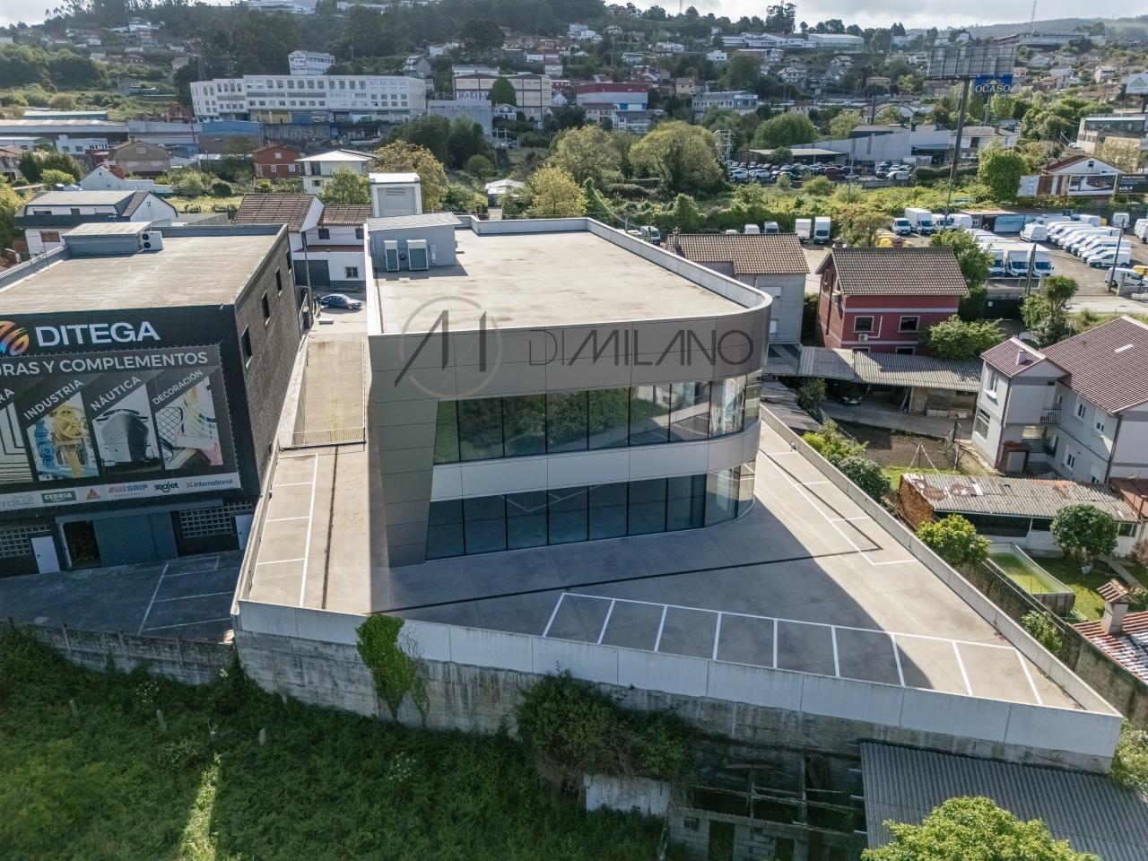 Nave industrial de 3.200 m² con licencia de concesionario y taller en Avenida de Madrid