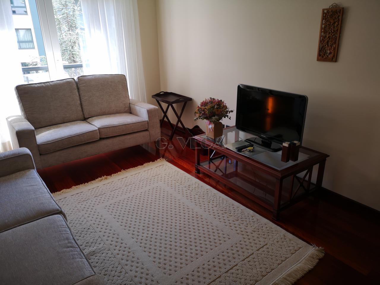 Apartamento amplio en el centro de Vigo. Dos dormitorios y dos baños. Excelente.