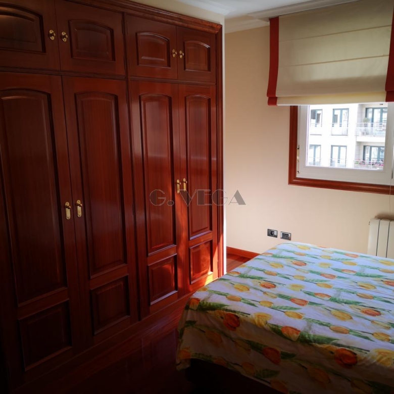 Apartamento amplio en el centro de Vigo. Dos dormitorios y dos baños. Excelente.