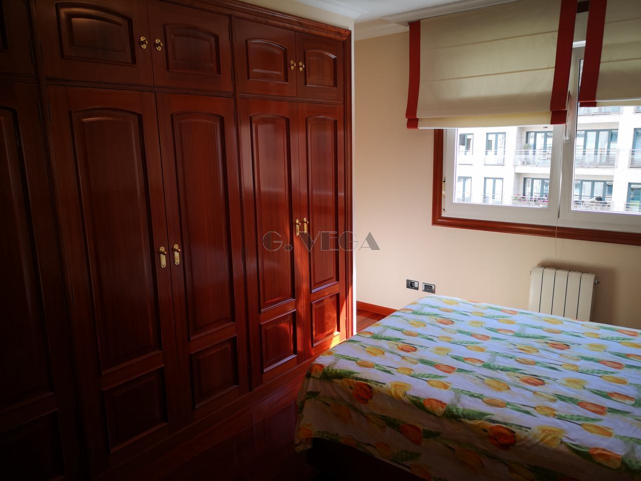 Apartamento amplio en el centro de Vigo. Dos dormitorios y dos baños. Excelente.