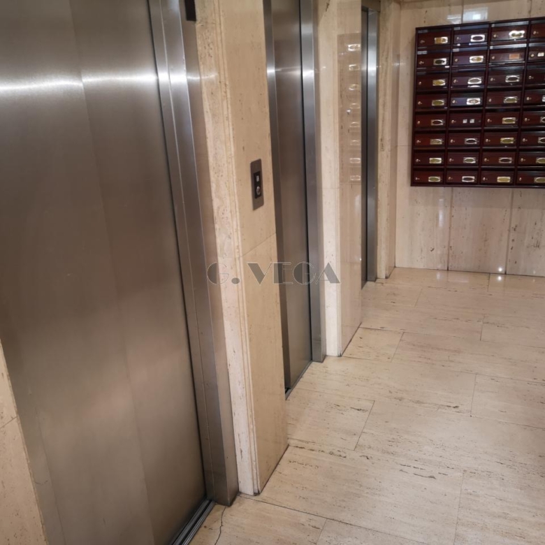 Apartamento amplio en el centro de Vigo. Dos dormitorios y dos baños. Excelente.