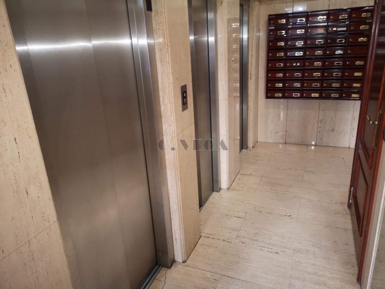 Apartamento amplio en el centro de Vigo. Dos dormitorios y dos baños. Excelente.