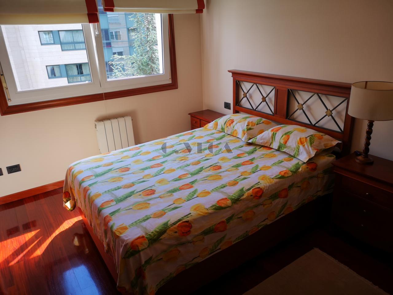 Apartamento amplio en el centro de Vigo. Dos dormitorios y dos baños. Excelente.