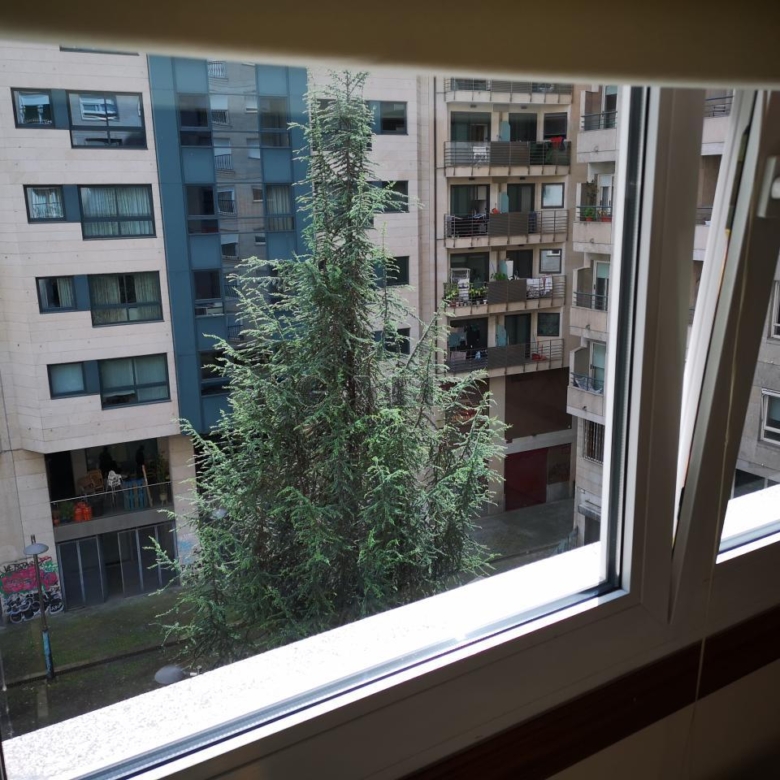 Apartamento amplio en el centro de Vigo. Dos dormitorios y dos baños. Excelente.
