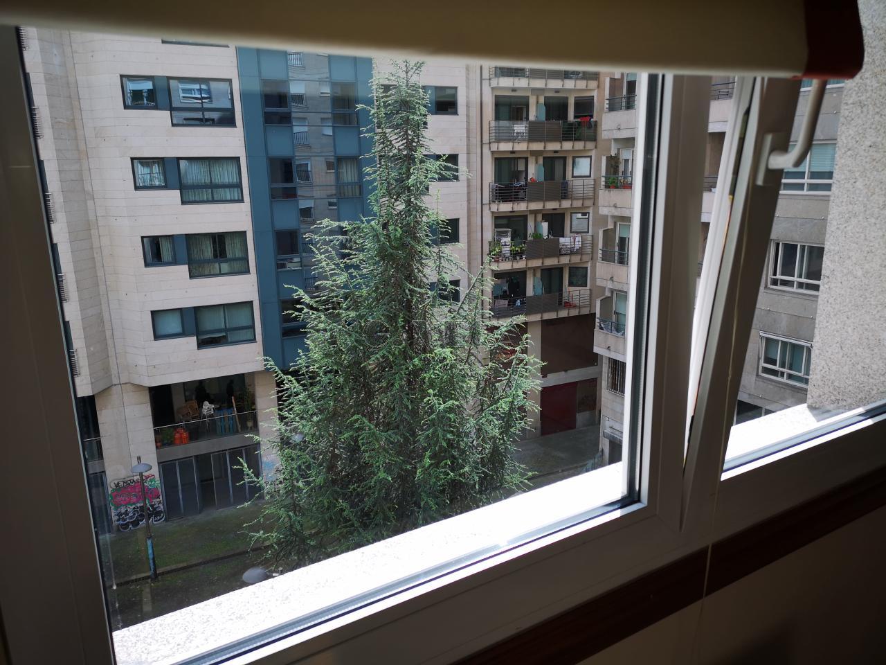 Apartamento amplio en el centro de Vigo. Dos dormitorios y dos baños. Excelente.