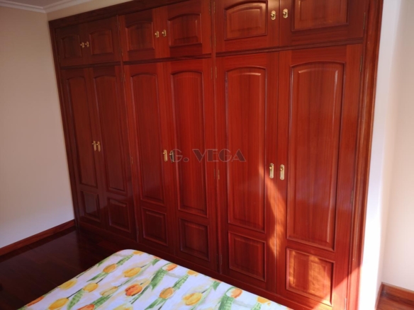 Apartamento amplio en el centro de Vigo. Dos dormitorios y dos baños. Excelente.