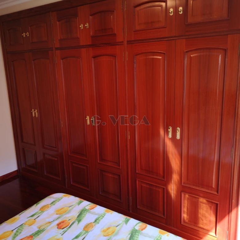 Apartamento amplio en el centro de Vigo. Dos dormitorios y dos baños. Excelente.