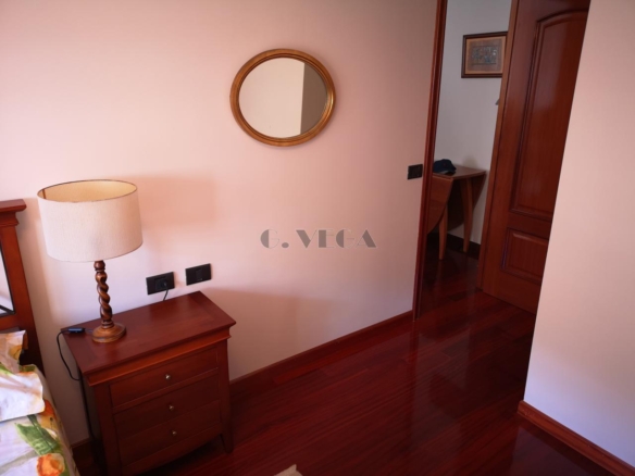 Apartamento amplio en el centro de Vigo. Dos dormitorios y dos baños. Excelente.