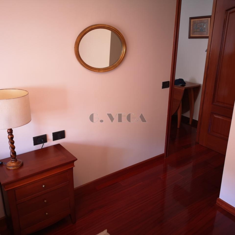Apartamento amplio en el centro de Vigo. Dos dormitorios y dos baños. Excelente.