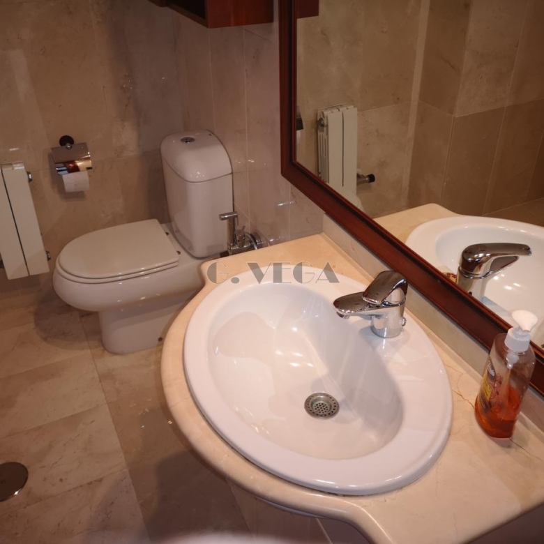 Apartamento amplio en el centro de Vigo. Dos dormitorios y dos baños. Excelente.
