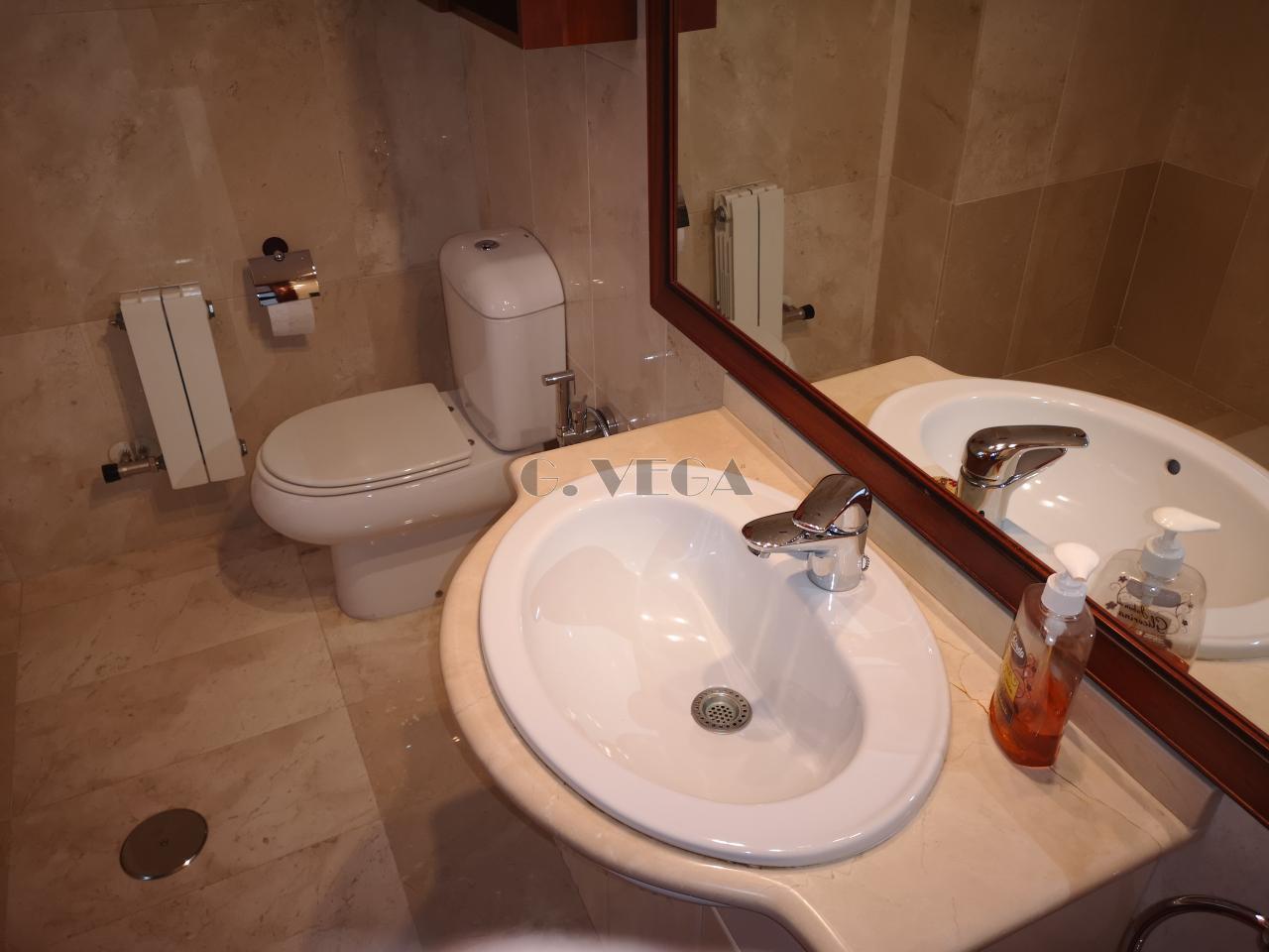 Apartamento amplio en el centro de Vigo. Dos dormitorios y dos baños. Excelente.
