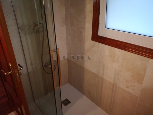 Apartamento amplio en el centro de Vigo. Dos dormitorios y dos baños. Excelente.