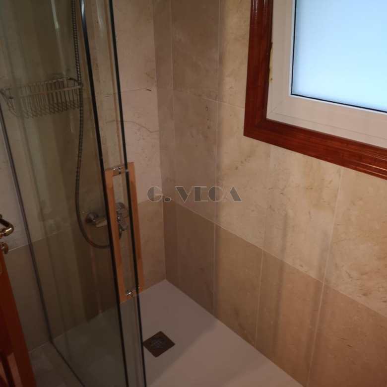 Apartamento amplio en el centro de Vigo. Dos dormitorios y dos baños. Excelente.