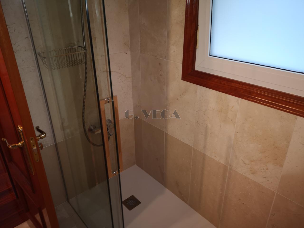 Apartamento amplio en el centro de Vigo. Dos dormitorios y dos baños. Excelente.