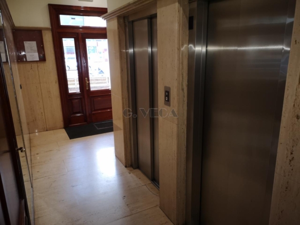 Apartamento amplio en el centro de Vigo. Dos dormitorios y dos baños. Excelente.
