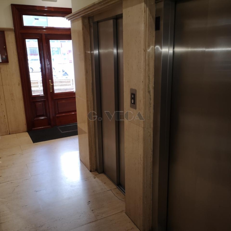 Apartamento amplio en el centro de Vigo. Dos dormitorios y dos baños. Excelente.
