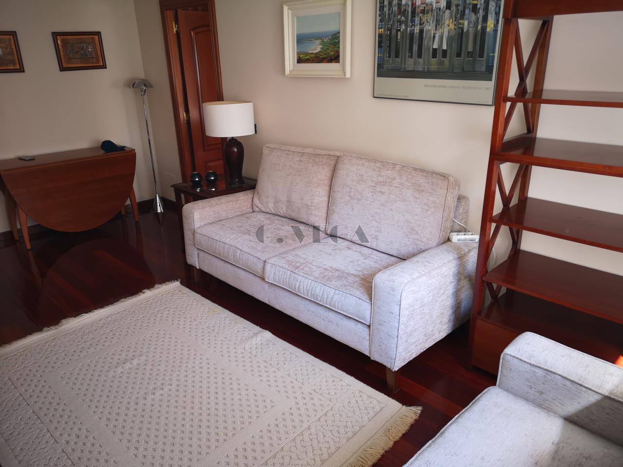 Apartamento amplio en el centro de Vigo. Dos dormitorios y dos baños. Excelente.