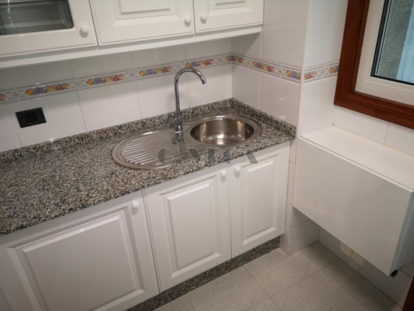 Apartamento amplio en el centro de Vigo. Dos dormitorios y dos baños. Excelente.