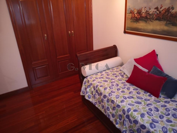 Apartamento amplio en el centro de Vigo. Dos dormitorios y dos baños. Excelente.