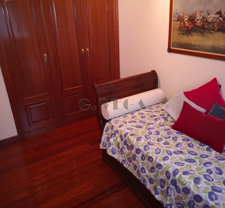 Apartamento amplio en el centro de Vigo. Dos dormitorios y dos baños. Excelente.