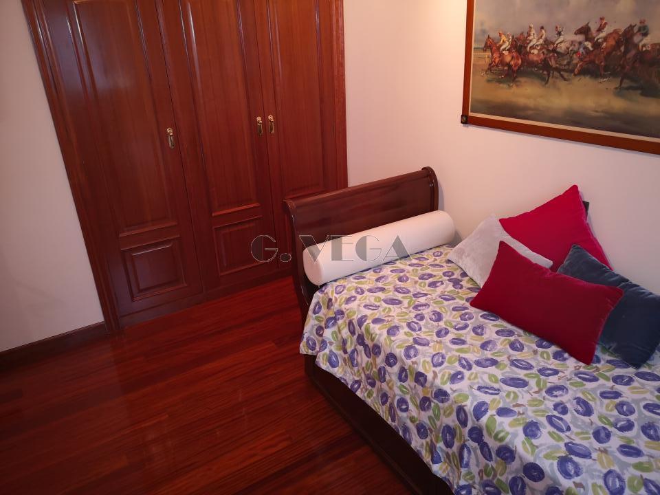 Apartamento amplio en el centro de Vigo. Dos dormitorios y dos baños. Excelente.