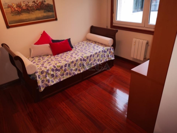 Apartamento amplio en el centro de Vigo. Dos dormitorios y dos baños. Excelente.