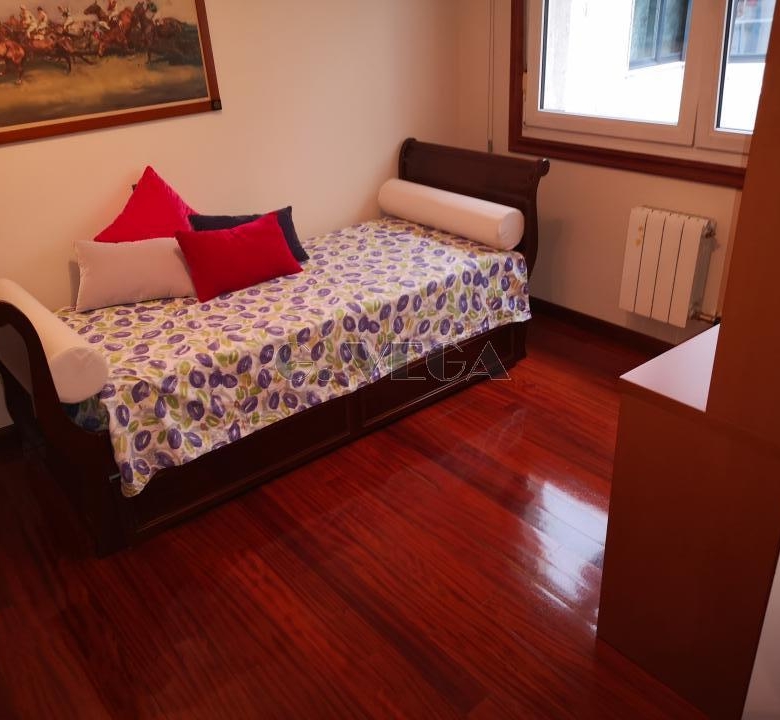 Apartamento amplio en el centro de Vigo. Dos dormitorios y dos baños. Excelente.