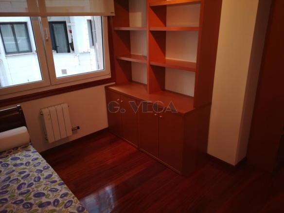 Apartamento amplio en el centro de Vigo. Dos dormitorios y dos baños. Excelente.