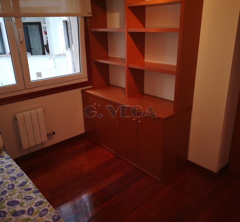 Apartamento amplio en el centro de Vigo. Dos dormitorios y dos baños. Excelente.