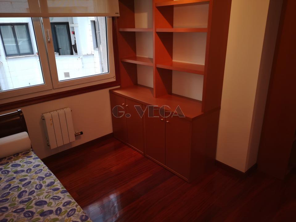 Apartamento amplio en el centro de Vigo. Dos dormitorios y dos baños. Excelente.