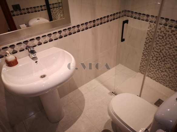 Apartamento amplio en el centro de Vigo. Dos dormitorios y dos baños. Excelente.
