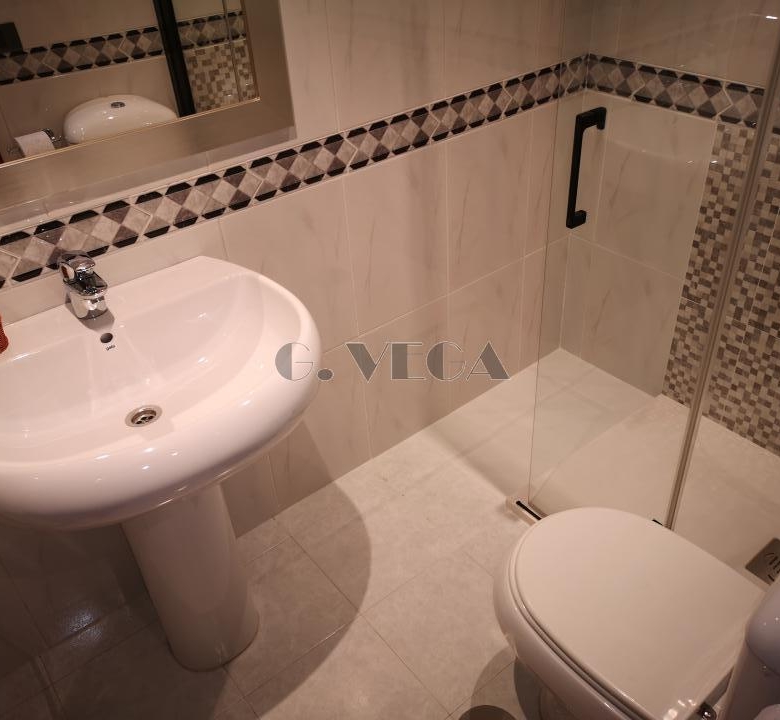 Apartamento amplio en el centro de Vigo. Dos dormitorios y dos baños. Excelente.