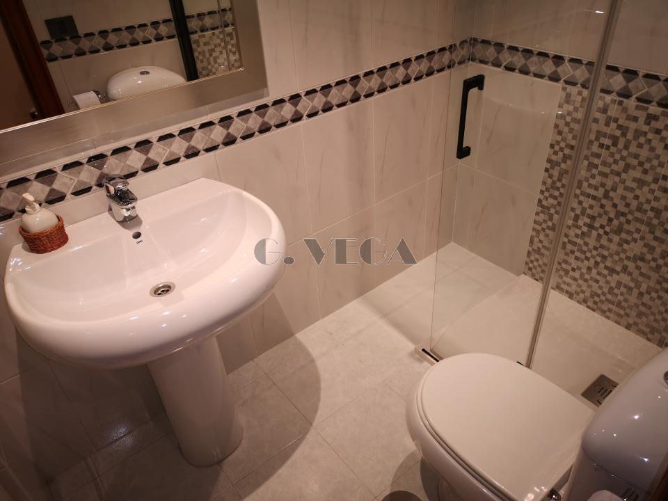 Apartamento amplio en el centro de Vigo. Dos dormitorios y dos baños. Excelente.