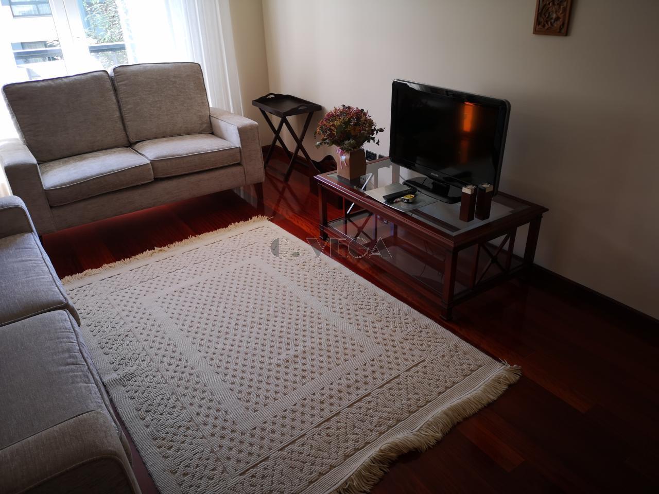 Apartamento amplio en el centro de Vigo. Dos dormitorios y dos baños. Excelente.