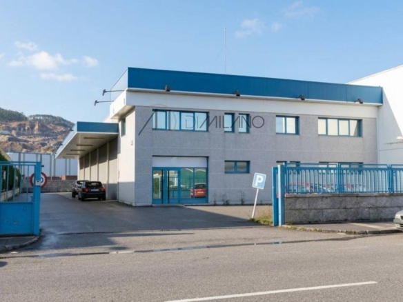 Nave industrial de 850 m² sobre parcela de 1.600 m² en primera línea del Polígono Industrial A Granxa