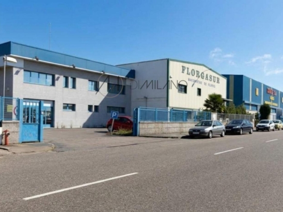 Nave industrial de 850 m² sobre parcela de 1.600 m² en primera línea del Polígono Industrial A Granxa