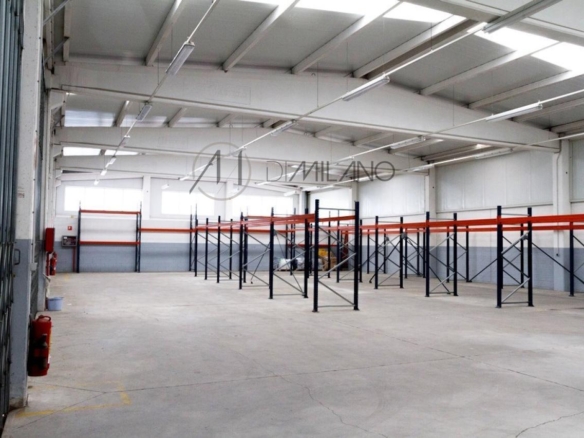 Nave industrial de 850 m² sobre parcela de 1.600 m² en primera línea del Polígono Industrial A Granxa