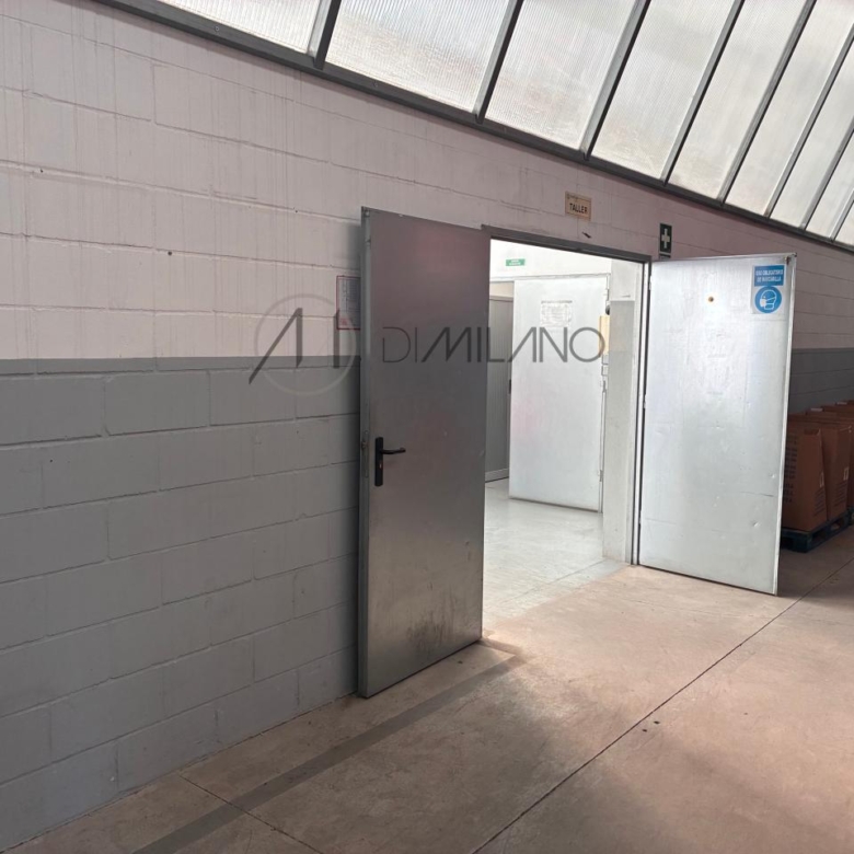Nave industrial de 850 m² sobre parcela de 1.600 m² en primera línea del Polígono Industrial A Granxa