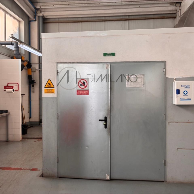 Nave industrial de 850 m² sobre parcela de 1.600 m² en primera línea del Polígono Industrial A Granxa