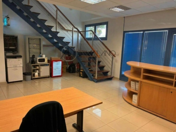 Nave industrial de 850 m² sobre parcela de 1.600 m² en primera línea del Polígono Industrial A Granxa