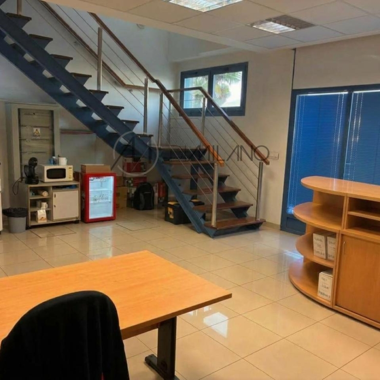Nave industrial de 850 m² sobre parcela de 1.600 m² en primera línea del Polígono Industrial A Granxa