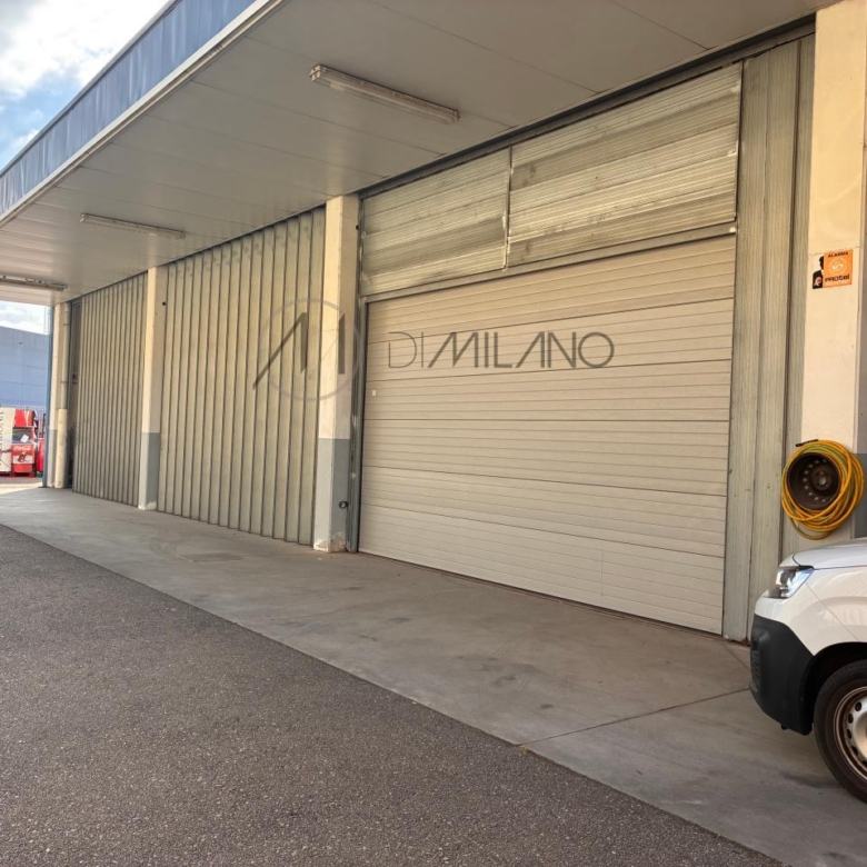 Nave industrial de 850 m² sobre parcela de 1.600 m² en primera línea del Polígono Industrial A Granxa