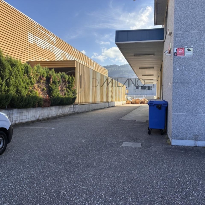 Nave industrial de 850 m² sobre parcela de 1.600 m² en primera línea del Polígono Industrial A Granxa