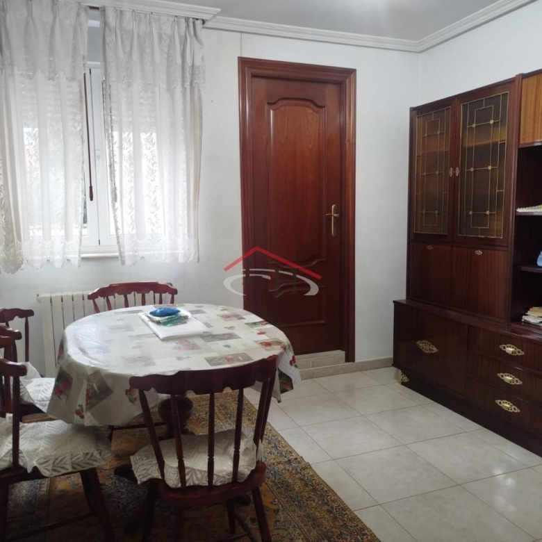 PISO CON TRASTERO EN TROBAJO DEL CAMINO